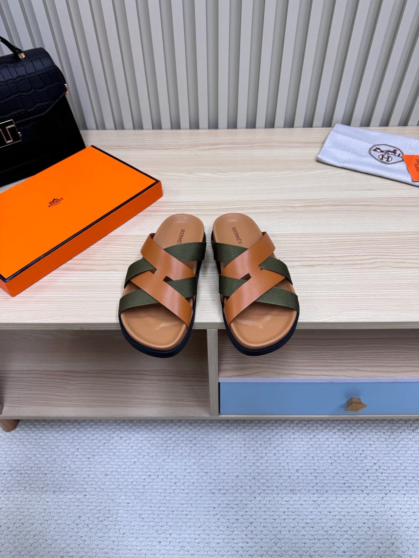 👟👟Ex-factory price 502👟👟 (Top version) Hermes 🐎The extremely popular couple's second uncle slippers/the latest snake print sandals and slippers, paired with various colorful socks, so trendy!  ———————— Upper: imported cowhide/sheep leather/cloth/palmprint leather lining: imported cowhide/sheepskin outsole: Tpu non-slip and wear-resistant outsole Female size: 35-42 (40.41.42 non-returnable and non-exchangeable) Male code: 39-45 (45 non-returnable and non-exchangeable)